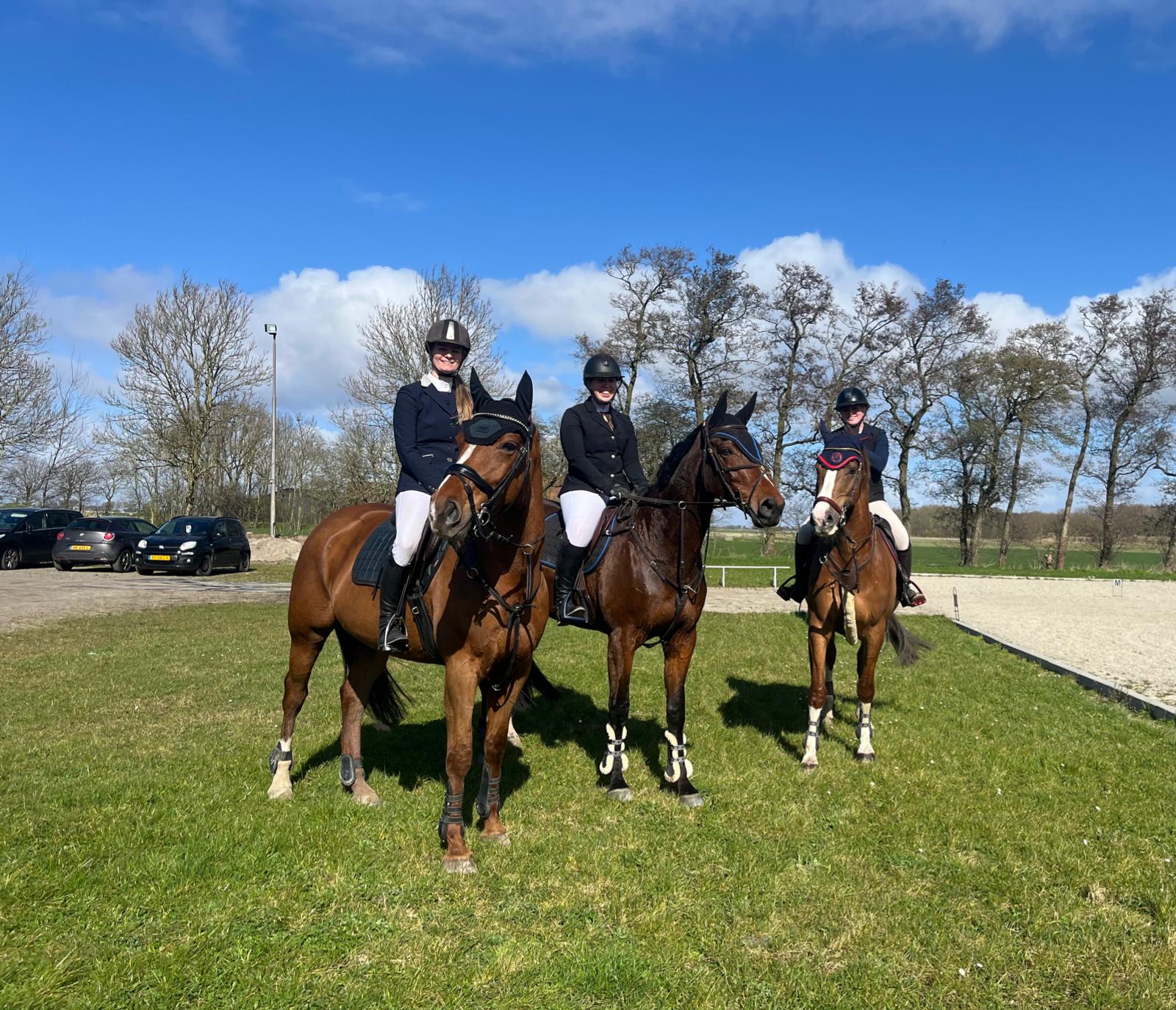 Danielle, Anneke en Dian met paarden. jumping Franeker.jpeg (403 KB)