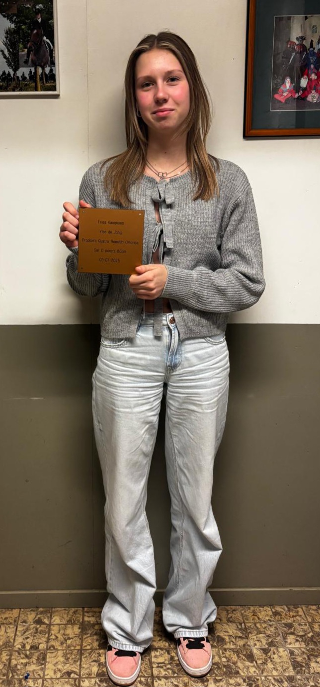 Ylse de Jong FK met stalplaat Morraruters.jpg (237 KB)